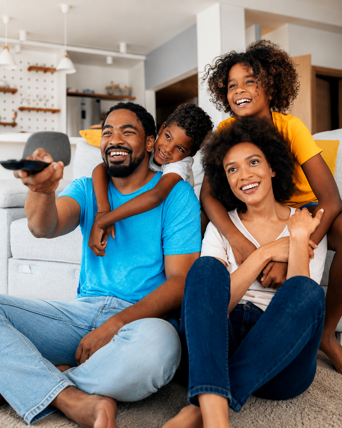 Família assistindo streaming premium 4K na Smart TV